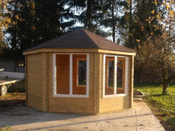 Na stře&scaron;n&iacute; prkenn&yacute; z&aacute;klop jsme položili hněd&yacute; asfaltov&yacute; &scaron;indel