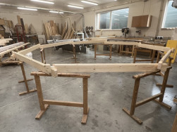 Alt&aacute;n jsme dostali v rozložen&eacute;m stavu, abychom ho mohli povrchově o&scaron;etřit, na truhl&aacute;rně proběhla zkou&scaron;ka mont&aacute;že