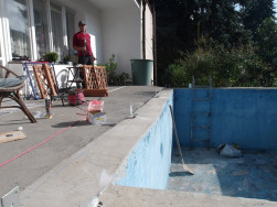 Rozm&iacute;stěn&iacute; jednotliv&yacute;ch ocelov&yacute;ch patek pro dřevěn&eacute; sloupky