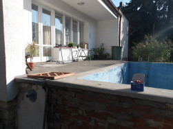 Podkladem pro ocelov&eacute; patky je betonov&aacute; terasa