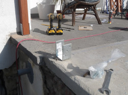 Ocelov&eacute; patky s roxorem kotven&eacute; do betonu pomoc&iacute; chemick&eacute; kotvy