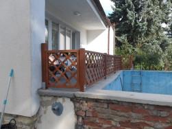 Ochrann&eacute; mř&iacute;že jsme ke sloupkům kotvili pomoc&iacute; kovov&yacute;ch &uacute;heln&iacute;ků