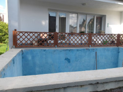 Impregnace a lazura v odst&iacute;nu ka&scaron;tan tvoř&iacute; povrchovou &uacute;pravu dřeva