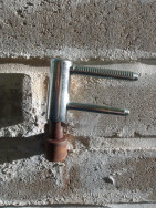 Detail zavrt&aacute;vac&iacute;ch a &scaron;telovac&iacute;ch pantů pro zahradn&iacute; branku