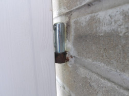 Nov&eacute; panty jsme zavrtali do nov&eacute; zahradn&iacute; branky a pověsili na původn&iacute; panty kotven&eacute; do zděn&eacute;ho sloupku