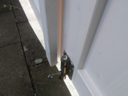 Spodn&iacute; č&aacute;st jednoho kř&iacute;dla vstupn&iacute; branky byla doplněna o kovovou z&aacute;stč