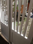 Spodn&iacute;, pln&aacute; č&aacute;st zahradn&iacute; branky je vyrobena t 3-vrstv&eacute; biodesky