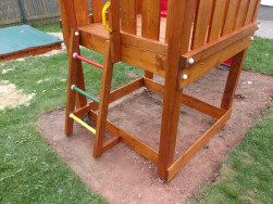 Dětskou věž Hubert jsme kotvili na zemn&iacute; vruty BAYO.S kter&eacute; se pomoc&iacute; mont&aacute;žn&iacute;ho kl&iacute;če za&scaron;roubuj&iacute; do podkladu