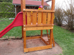 N&aacute;stupn&iacute; v&yacute;&scaron;ka pro lamin&aacute;tovou skluzavku je 100 cm