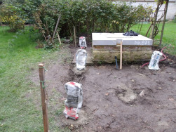 Při mont&aacute;ži bylo potřeba v přesně určen&yacute;ch m&iacute;stech zabetonovat patky z pozinkovan&eacute; oceli