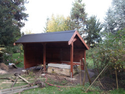 Zastře&scaron;en&yacute; př&iacute;stře&scaron;ek Bergen jsme montovali nad starou (historickou) studnou