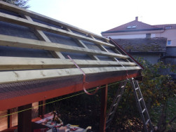 Na stře&scaron;n&iacute; z&aacute;klop s izolac&iacute; jsme položili smrkov&eacute; impregnovan&eacute; latě a h&aacute;ky pro okapov&yacute; žlab