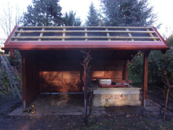 Bočn&iacute; strany střechy jsme zakončili oplechov&aacute;n&iacute;m a předn&iacute; a zadn&iacute; č&aacute;st okapnic&iacute;