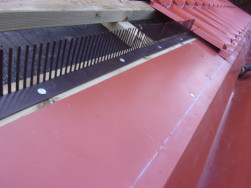 Detail mont&aacute;že plechov&eacute; střechy