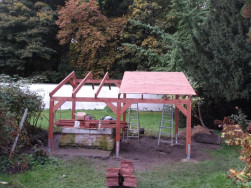 Palubkov&yacute; stře&scaron;n&iacute; z&aacute;klop byl o&scaron;etřen stejnou lazurou jako nosn&eacute; hranoly