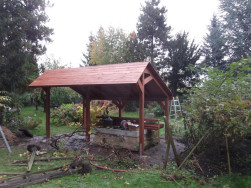 Př&iacute;stře&scaron;ek Bergen m&aacute; rozměry 432 x 222 cm