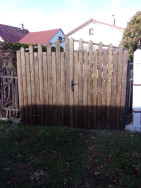 Nov&aacute; dřevěn&aacute; vrata jsme osadili kovovou z&aacute;strč&iacute; a starou klikou