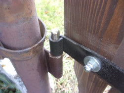 Na zavě&scaron;en&iacute; nov&yacute;ch dřevěn&yacute;ch vrat jsme využili původn&iacute; panty