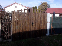 Dřevo nov&yacute;ch zahradn&iacute;ch vrat jsme o&scaron;etřili odst&iacute;nem palisandr