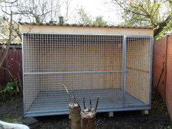 Čeln&iacute; stěna kotce pro psa je z pozinkovan&eacute;ho, ocelov&eacute;ho dr&aacute;tu