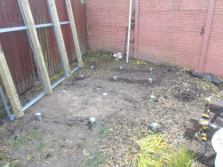 Nerovn&yacute; ter&eacute;n pod ps&iacute; kotec jsme vyrovnali zemn&iacute;mi vruty BAYO.S