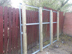 Kovov&yacute; r&aacute;m ps&iacute; boudy jsme podložili impregnovan&yacute;m smrkov&yacute;m hranolem