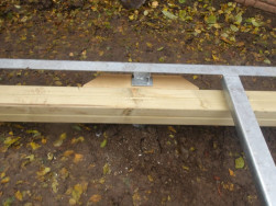 Detail upevněn&iacute; r&aacute;mu podlahy kotce na impregnovan&yacute; hranol