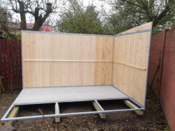 Na podlahov&yacute; ro&scaron;t ps&iacute;ho kotce je položena těžk&aacute;, cementotř&iacute;skov&aacute; deska