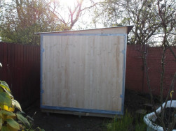 Pln&eacute; stěny ps&iacute;ho kotce jsou vyrobeny ze smrkov&yacute;ch  19 mm siln&yacute;ch palubek