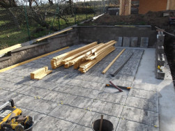 Pro mont&aacute;ž gar&aacute;že si z&aacute;kazn&iacute;k připravil pevn&yacute; podklad z betonu a dlaždic