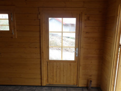 Dveře do gar&aacute;že i gar&aacute;žov&aacute; vrata jsou osazeny klasickou klikou a fabkov&yacute;m z&aacute;mkem