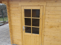 Na zasklen&iacute; dveř&iacute; i oken je použito izolačn&iacute; dvojsklo 4-6-4 mm