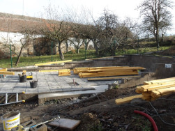 Jednotliv&aacute; prkna o s&iacute;le 44 mm maj&iacute; na konc&iacute;ch vyř&iacute;znut&eacute; z&aacute;mky a prkna do sebe perfektně zapadaj&iacute;