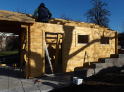 Na smontovan&yacute; z&aacute;klad gar&aacute;že se  započalo s mont&aacute;ž&iacute; střechy