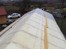 Na zateplen&iacute; cel&eacute; střechy jsme použili impregnovanou skelnou vatu Rotaflex