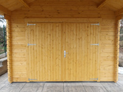 Povrchov&aacute; &uacute;prava gar&aacute;že byla provedena bezbarvou lazurou ve dvou vrstv&aacute;ch