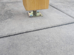 Předn&iacute; prodloužen&iacute; střechy jsme kotvili na hranoly s ocelovou patkou s roxorem