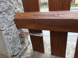 Předmontovan&aacute; plotov&aacute; pole jsme kotvili na kovov&eacute; &uacute;chyty z původn&iacute;ho oplocen&iacute;