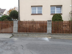 Povrchovou &uacute;pravu dřevěn&eacute;ho plotu jsme provedli lazurou v odst&iacute;nu ořech