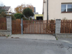 Souč&aacute;st&iacute; dřevěn&eacute;ho plotu jsou i vstupn&iacute; branka a pojezdov&aacute; vrata