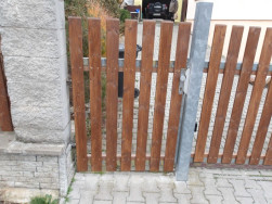 Dřevěn&aacute; v&yacute;plň branky a vrat byla kotvena do r&aacute;mů z pozinkovan&eacute; oceli