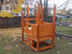 Hern&iacute; věž Kvido je doplněna lezec&iacute; stěnou s barevn&yacute;mi kameny