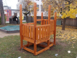 Hranoly i prkna hern&iacute; věže jsme o&scaron;etřili lazurou v medov&eacute;m odst&iacute;nu