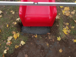 Kotven&iacute; skluzavky jsme do podkladu zabetonovali