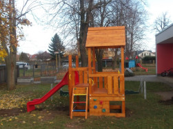 Dětskou věž Kvido jsme doplnili červenou lamin&aacute;tovou skluzavkou