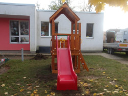 Lamin&aacute;tov&aacute; skluzavka Sela je dlouh&aacute; 190 cm a jej&iacute; n&aacute;stupn&iacute; v&yacute;&scaron;ka je 100 cm