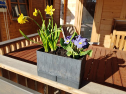 Truhl&iacute;k na z&iacute;dce nebo parapetu je nutn&eacute; podložit miskou