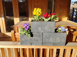 Sestava tř&iacute; truhl&iacute;ků, spodn&iacute; truhl&iacute;ky podloženy miskami