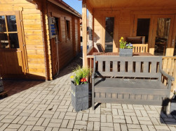 Vysok&yacute; květn&iacute;k v kombinaci se zahradn&iacute;m n&aacute;bytkem