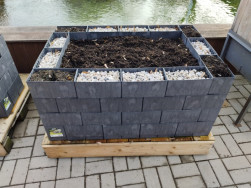 Truhl&iacute;ky pro vyv&yacute;&scaron;en&yacute; z&aacute;hon  jsou vyrobeny ze 100% recyklovan&eacute;ho  plastu, kter&yacute; je odoln&yacute; vůči povětrnostn&iacute;m vlivům